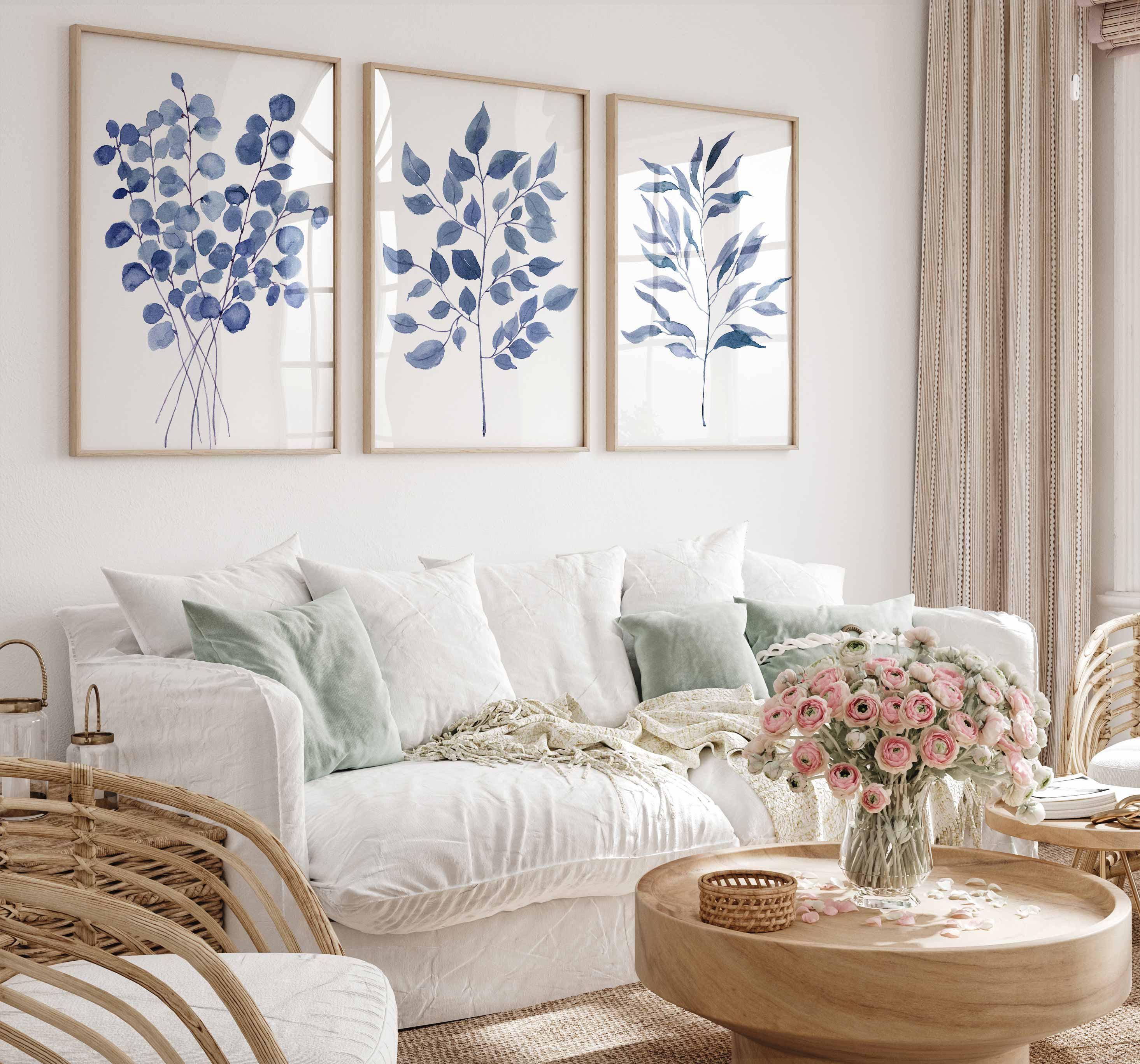 Juego de tres cuadros botánicos de eucalipto, tríptico de arte de pared azul, decoración de pared para dormitorio en azul marino, hojas en acuarela, decoración para sala de estar Imagen secundaria del producto