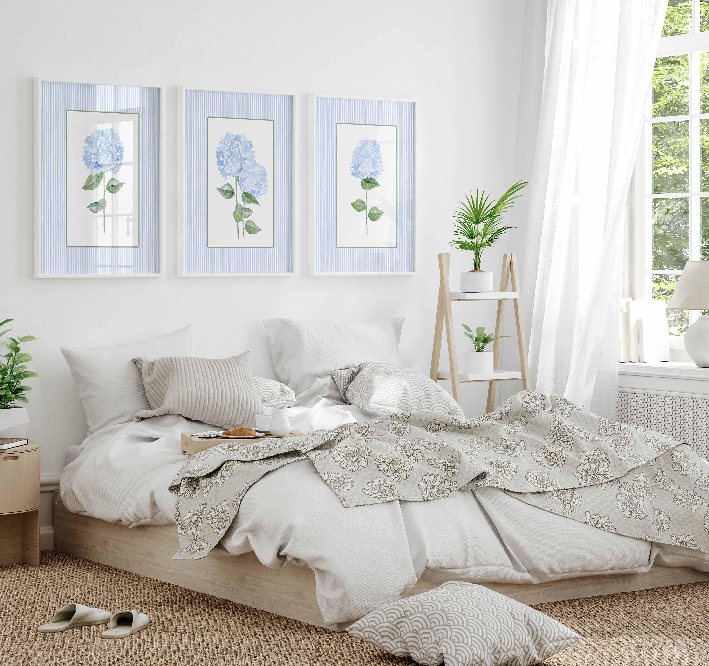 Lámina de hortensias azules, set de 3 hortensias, decoración costera de rayas, arte de pared tendencia "grandmillennial", pintura floral en acuarela para salón Imagen secundaria del producto