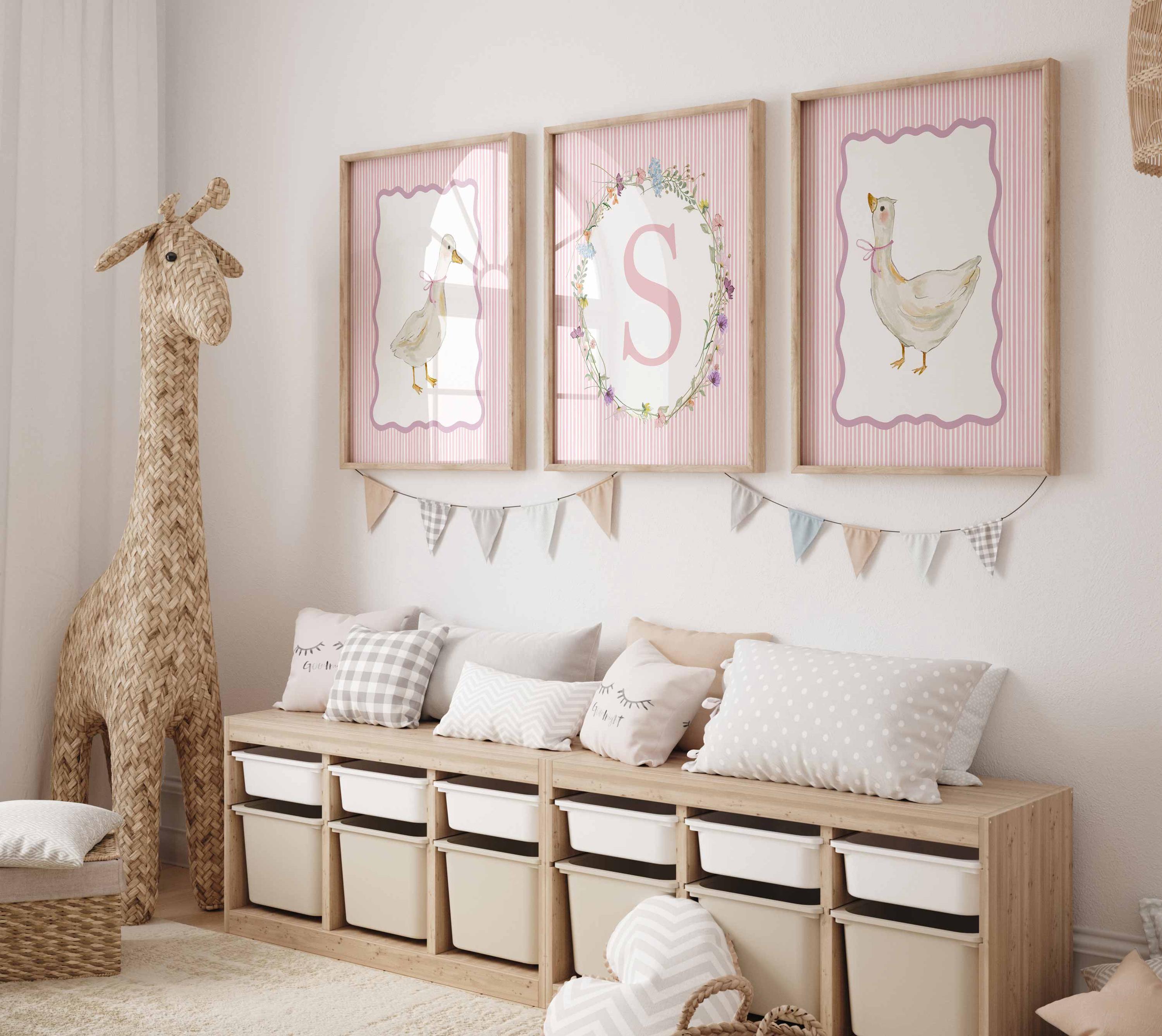 Arte de pared de ganso para guardería, lámina con inicial y nombre para niña, decoración personalizada para habitación de recién nacido, set de 3 cuadros con rayas rosas estilo vintage "Grand Millennial" Imagen secundaria del producto