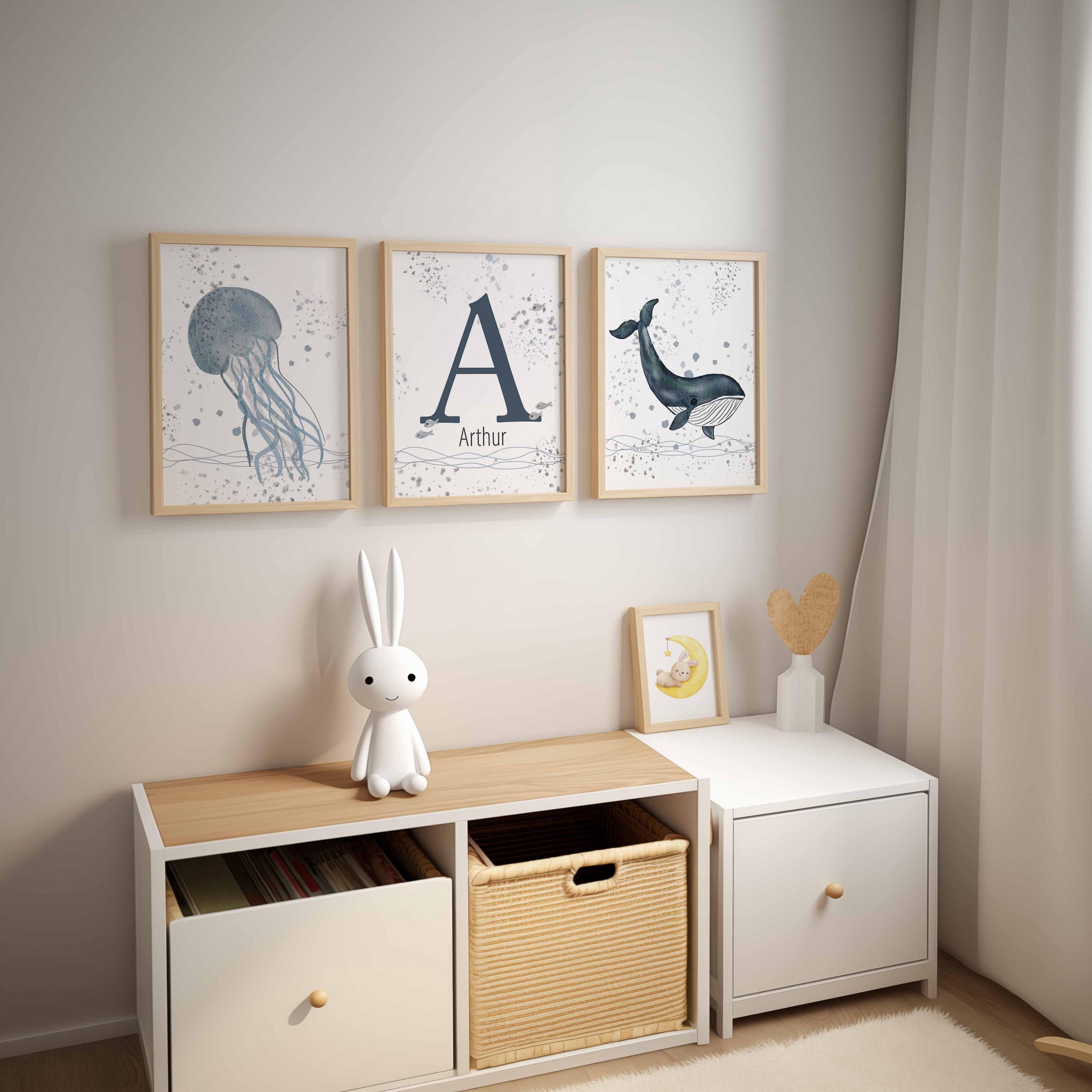Nombre de niño para guardería, decoración de temática marina, nombre ilustrado del mar, letrero con nombre de bebé, decoración para habitación de niño, arte personalizado con nombre, delfín, medusa Imagen secundaria del producto
