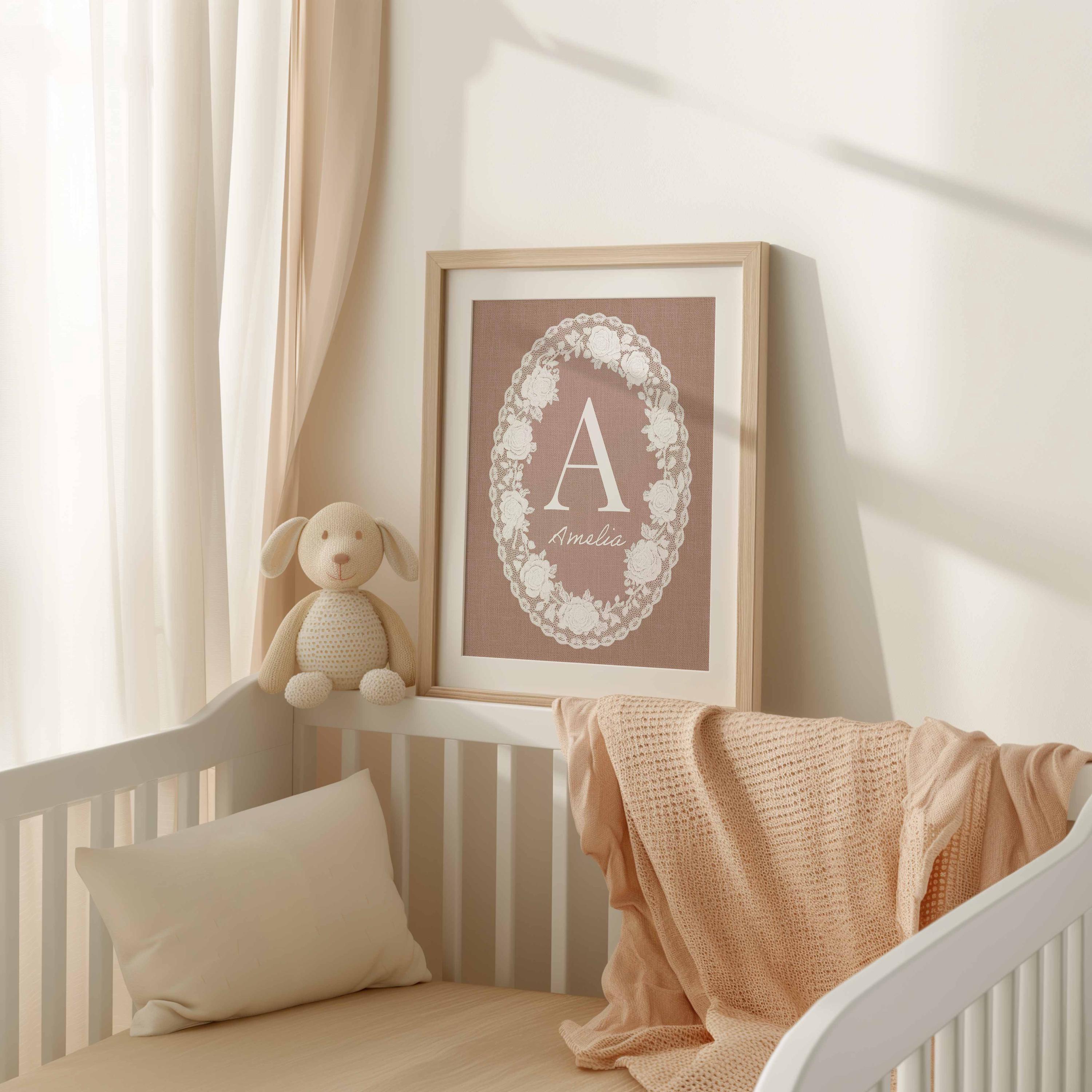 Decoración de guardería con encaje rosa, letrero con nombre de bebé personalizado, arte de pared con tapete personalizado, decoración de guardería estilo cottagecore, decoración de habitación para niña vintage Imagen secundaria del producto