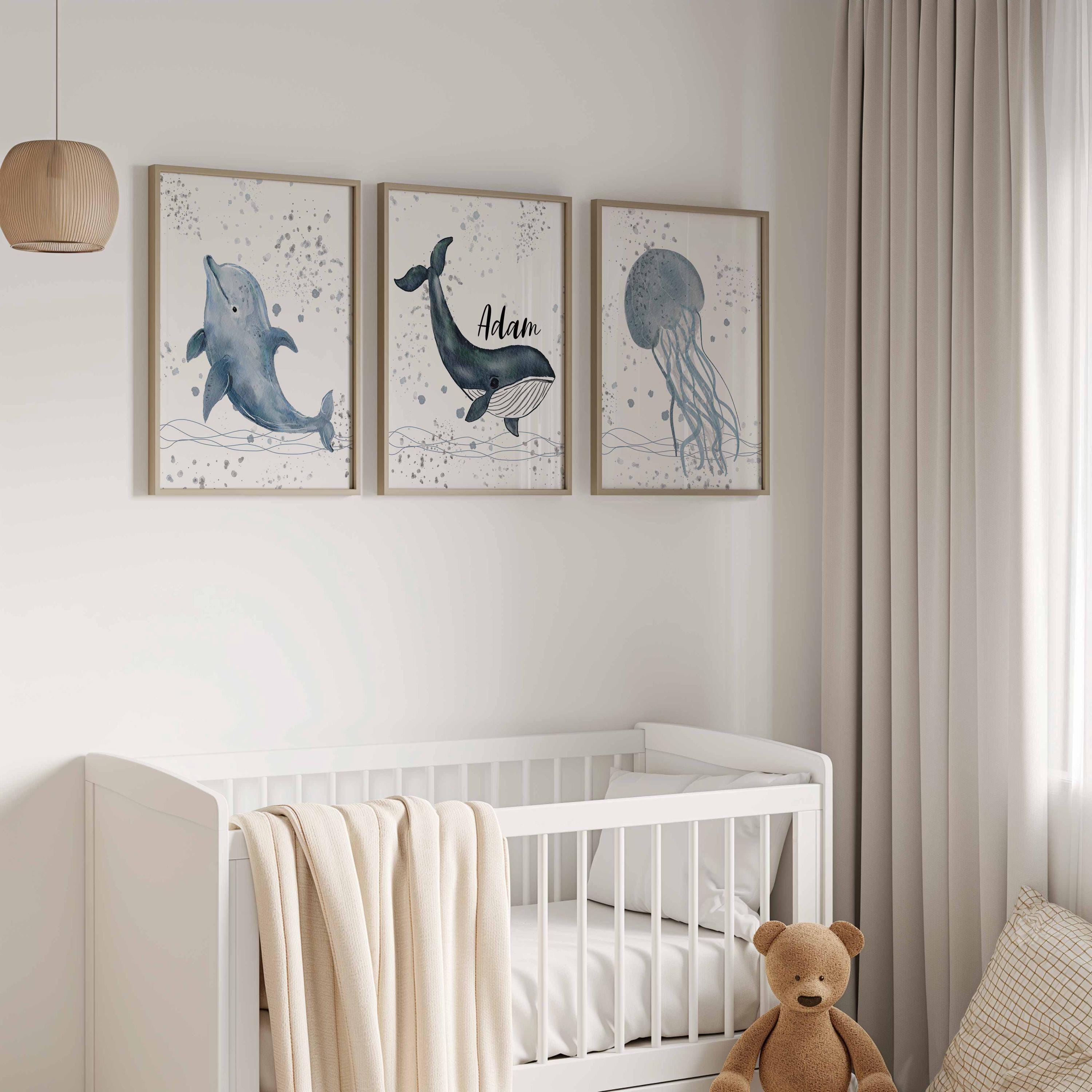 Lámina personalizada con nombre, temática oceánica, decoración para habitación de niño con delfín y medusa en acuarela (impresión física) Imagen secundaria del producto
