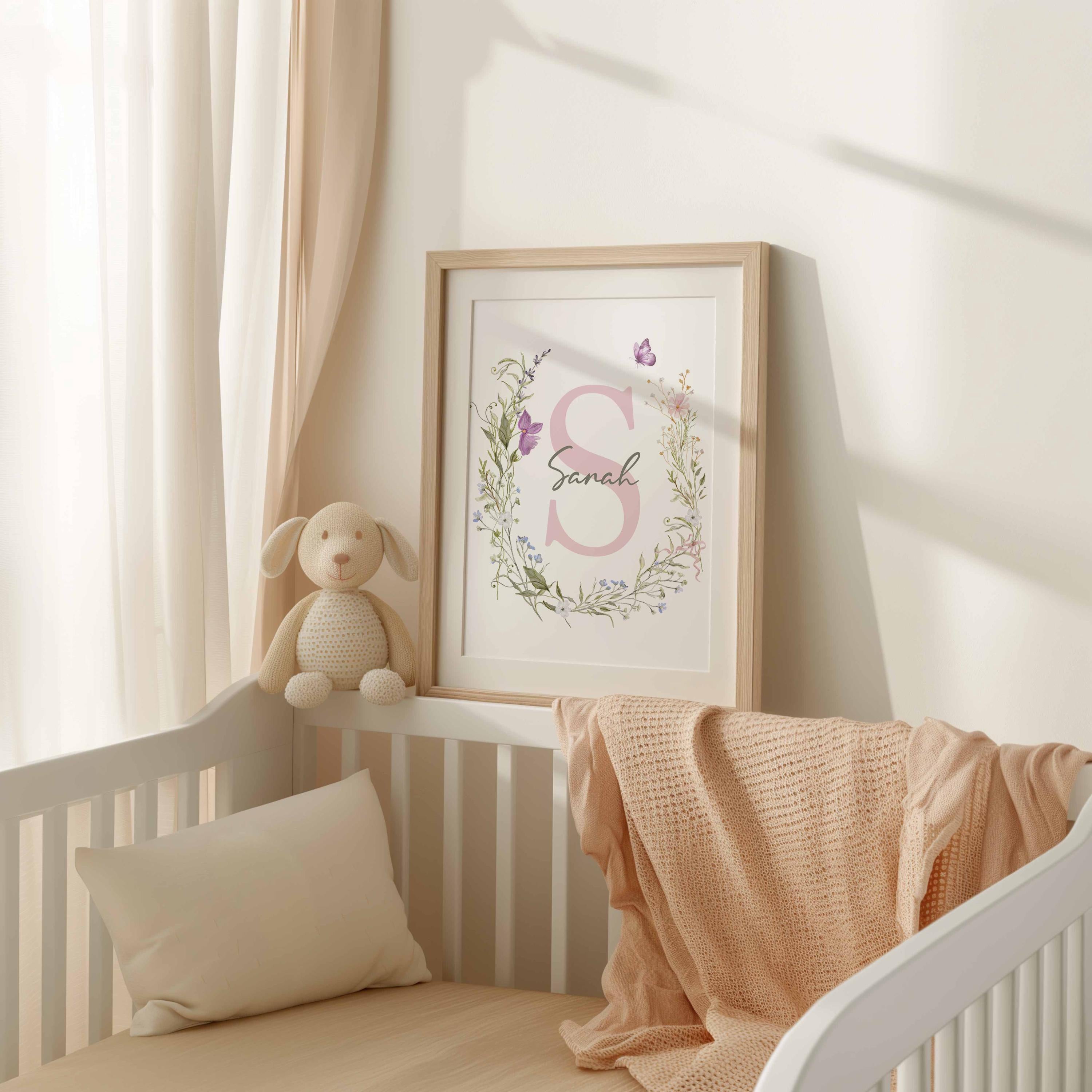 Lámina personalizada con nombre y flores silvestres, arte de pared con inicial personalizada para bebé, decoración de guardería con prado floral rosa, letrero con nombre de bebé estilo cottagecore Imagen secundaria del producto