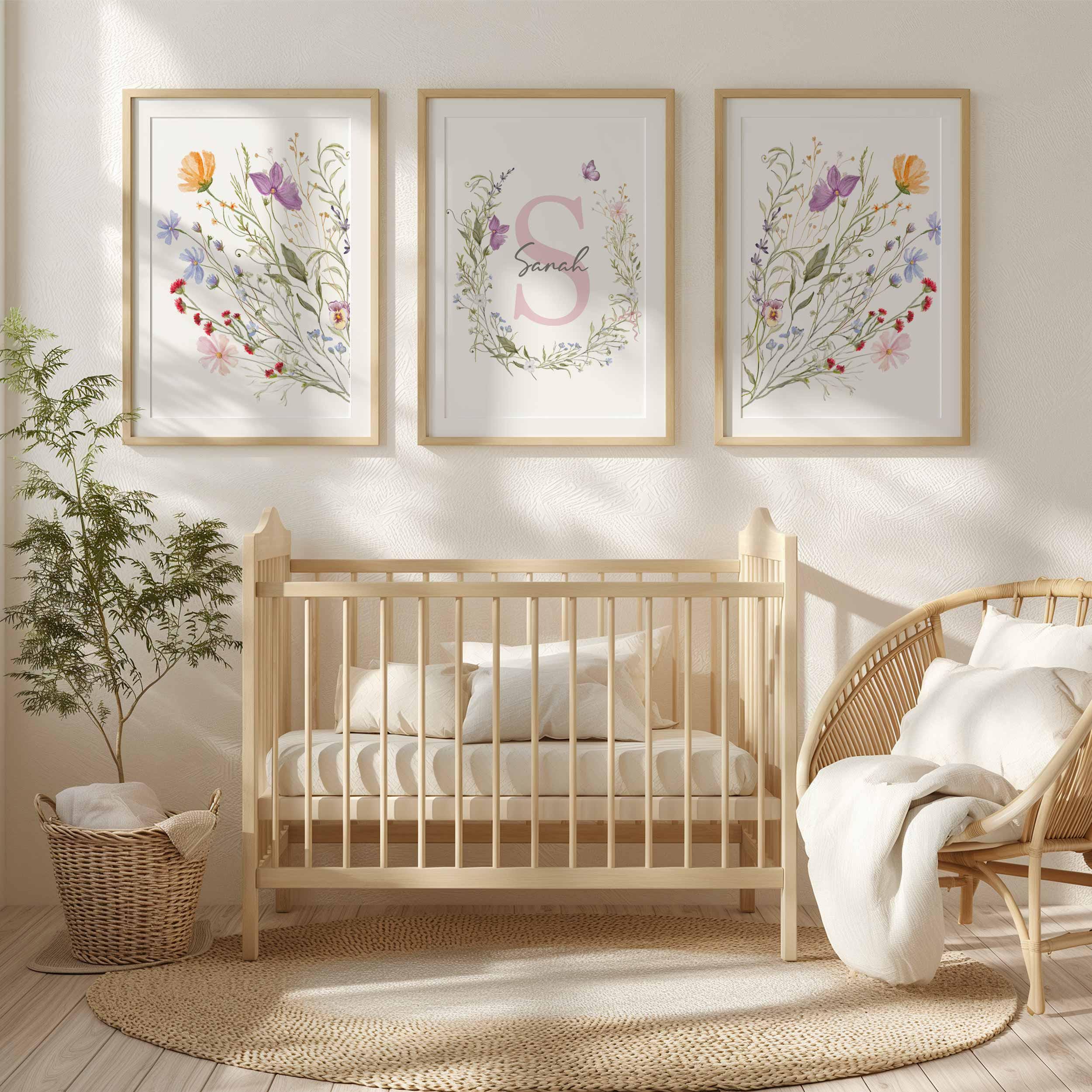 Set de 3 cuadros para guardería con flores silvestres, láminas personalizadas con nombre de niña, decoración de prado floral rosa, galería de pared con inicial personalizada Imagen secundaria del producto