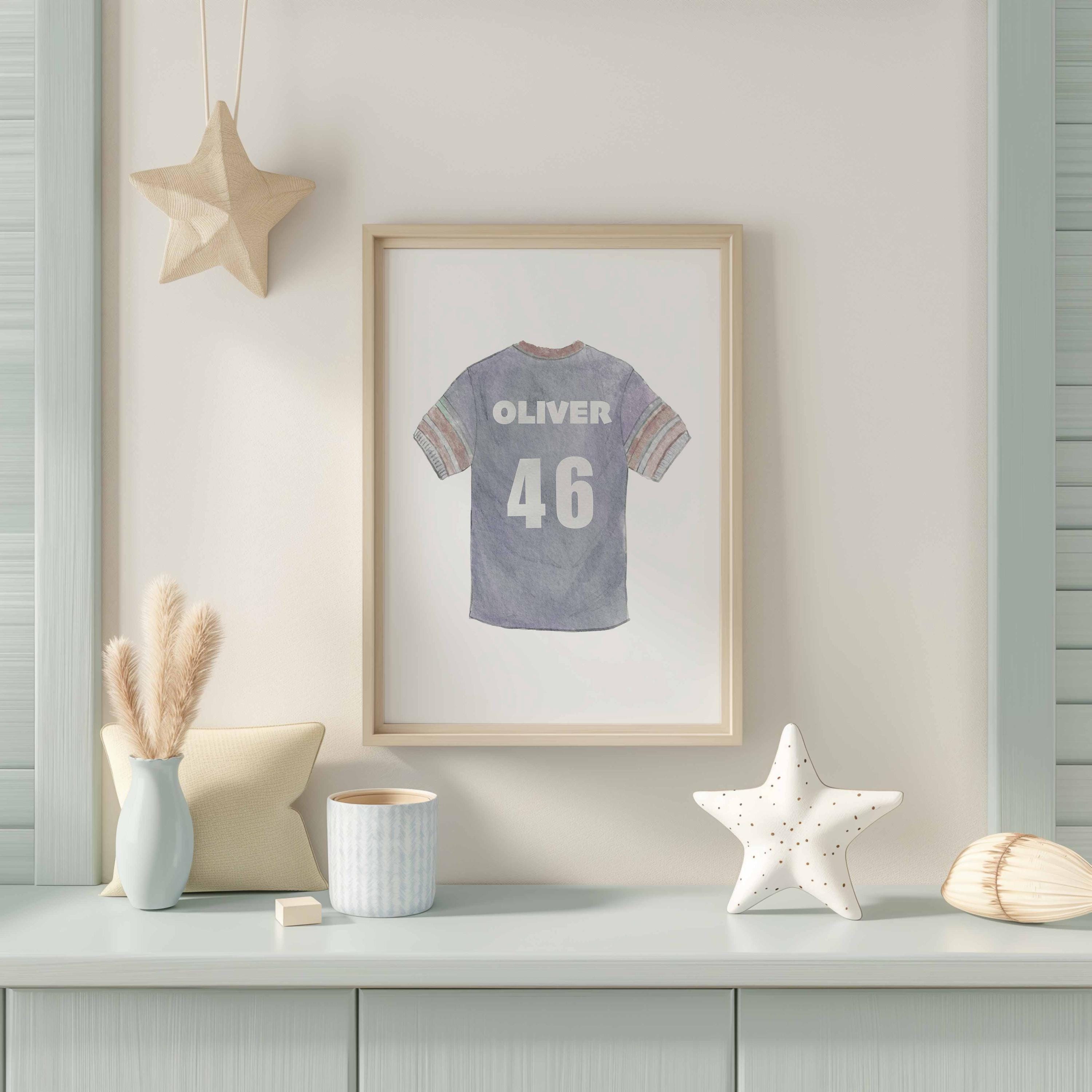 Decoración de habitación de niño con camiseta de fútbol, estampado de nombre y número personalizados, arte de pared de deportes vintage azul, regalo personalizado para dormitorio de niño, descarga digital Imagen secundaria del producto