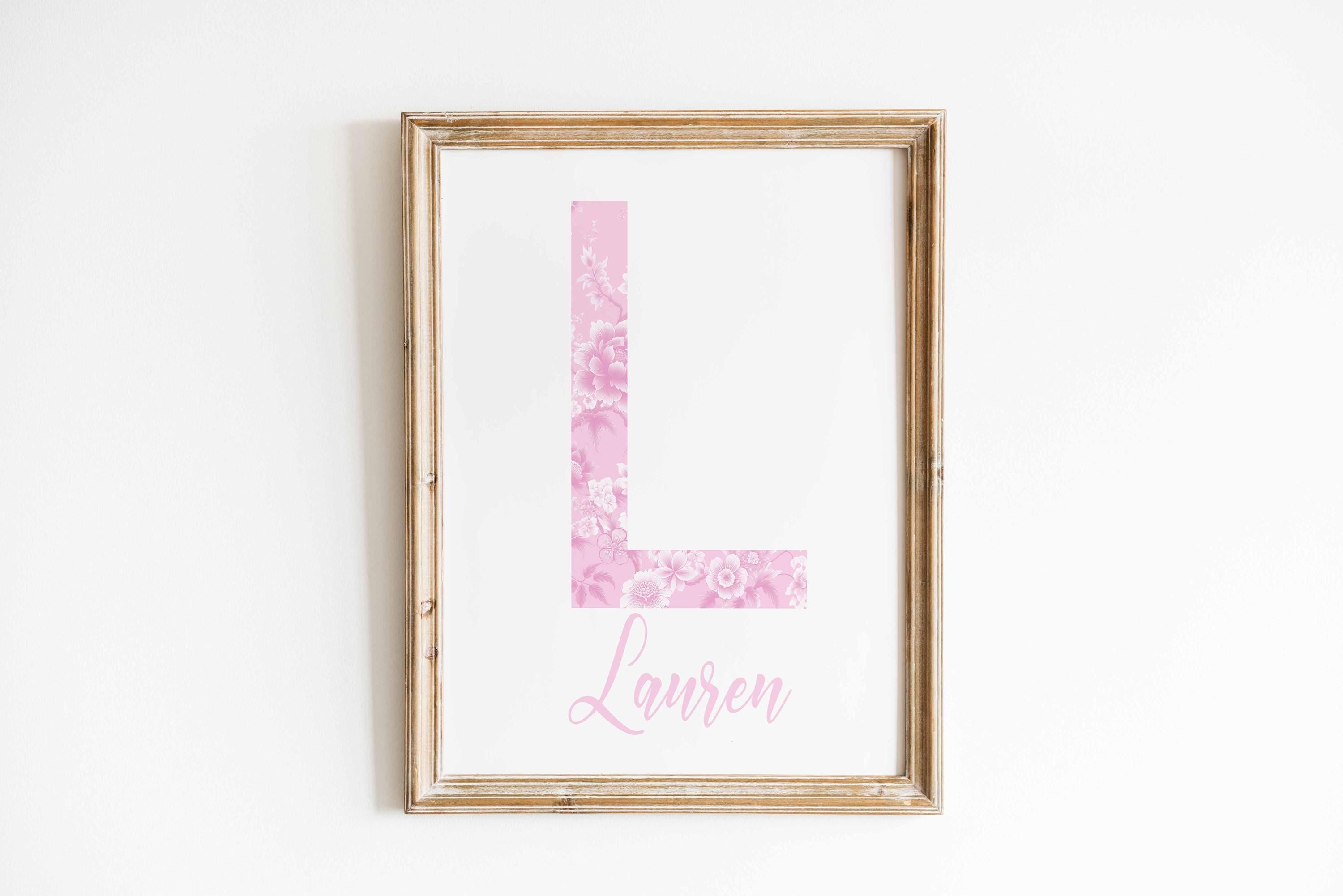 Lámina con nombre floral personalizado para habitación infantil, arte de pared con inicial personalizada para niña, decoración de cuarto de bebé en rosa, letrero con nombre de estilo cottagecore, descarga digital Imagen secundaria del producto