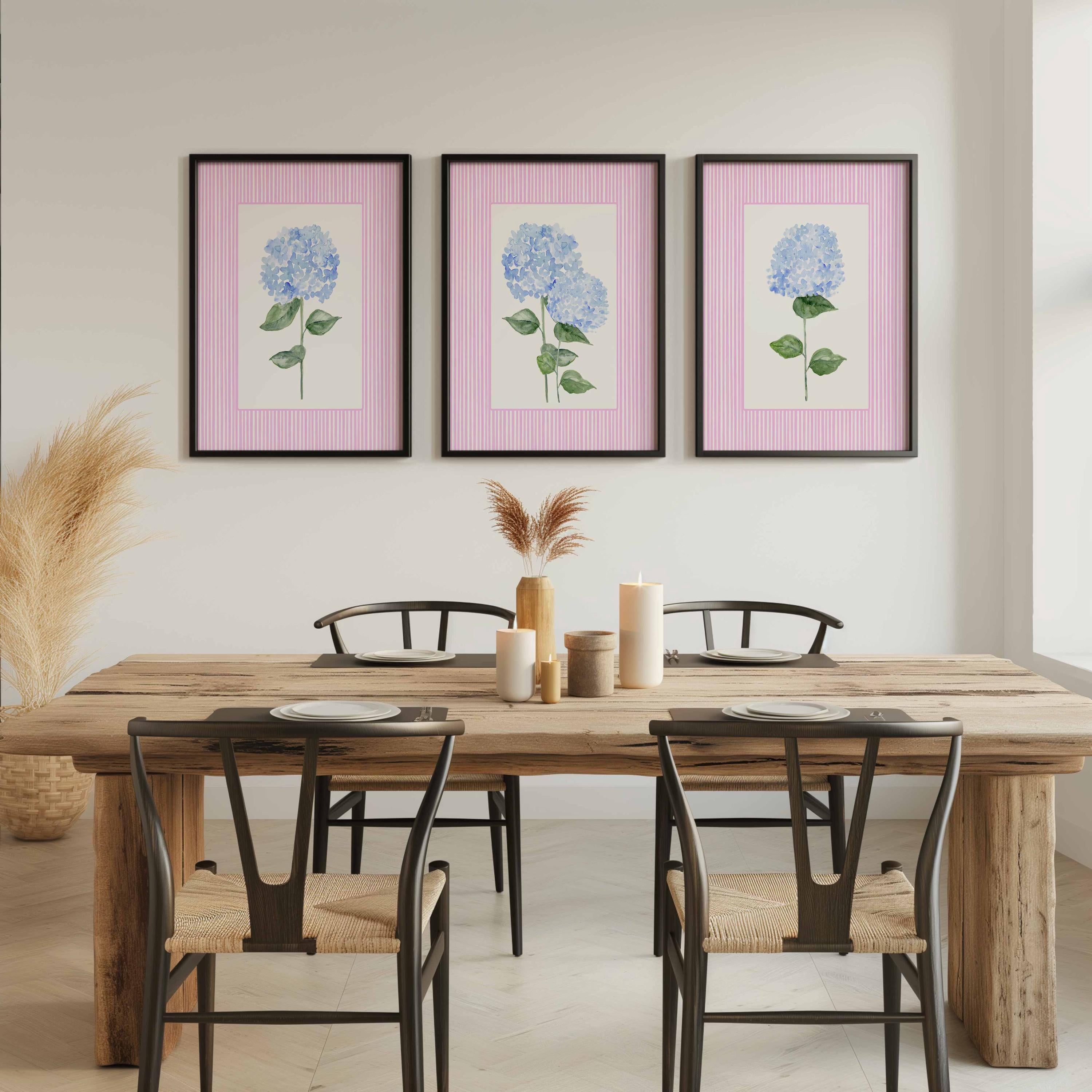 Set de láminas de hortensias, arte floral azul estilo "grandmillennial", decoración de salón con rayas rosas, arte de pared para guardería, láminas "preppy" para dormitorio de niña Imagen secundaria del producto