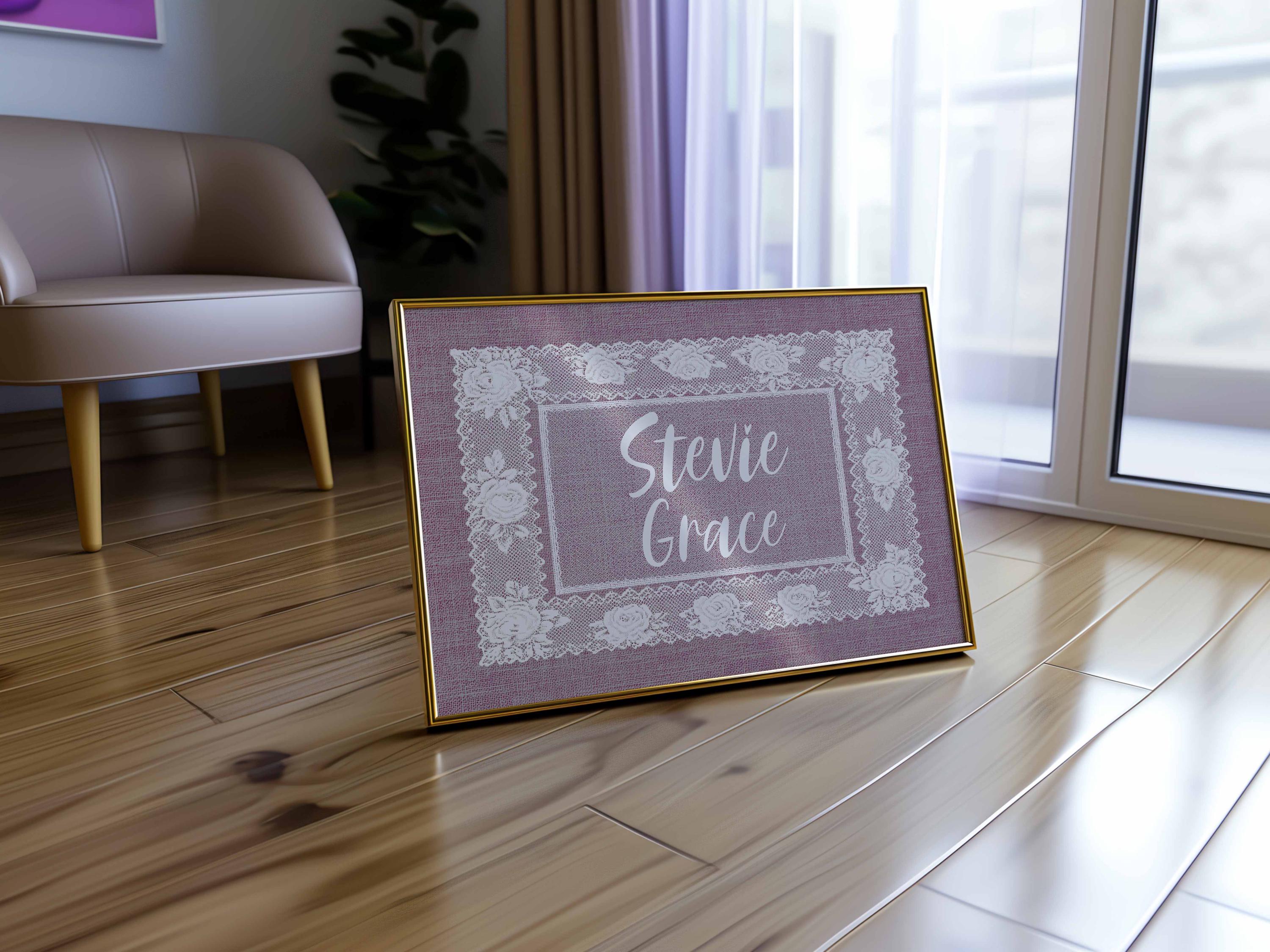 Decoración personalizada para guardería, patrón de tapete personalizado, nombre para guardería con encaje rosa, letrero de nombre para bebé vintage, impresiones digitales de arte de pared estilo cottagecore Imagen secundaria del producto
