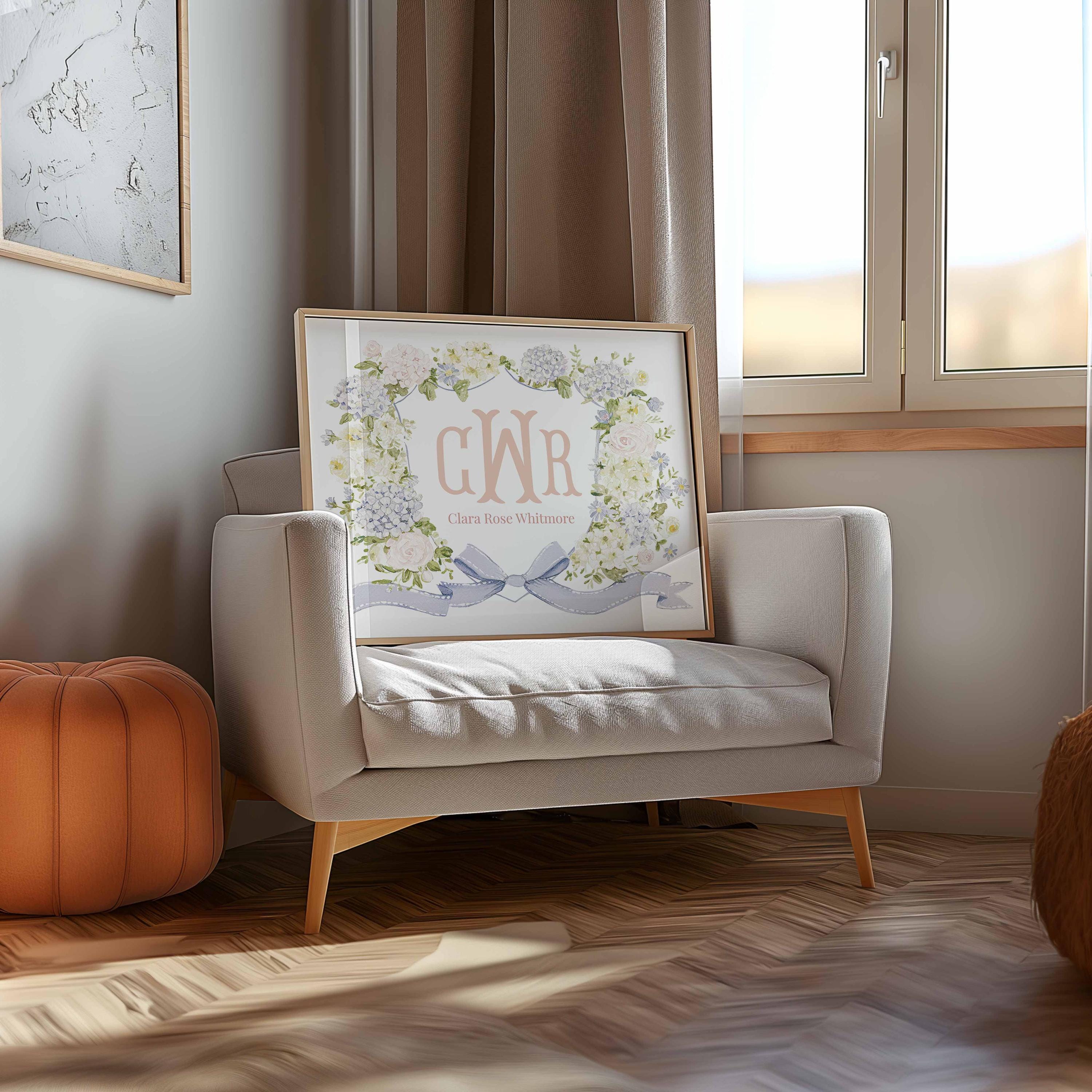 Arte de pared para guardería con monograma, guardería estilo "grandmillennial" personalizada, lámina con el nombre para habitación de niña, decoración de pared sobre la cuna con flores de hortensia y lazo para bebé Imagen secundaria del producto
