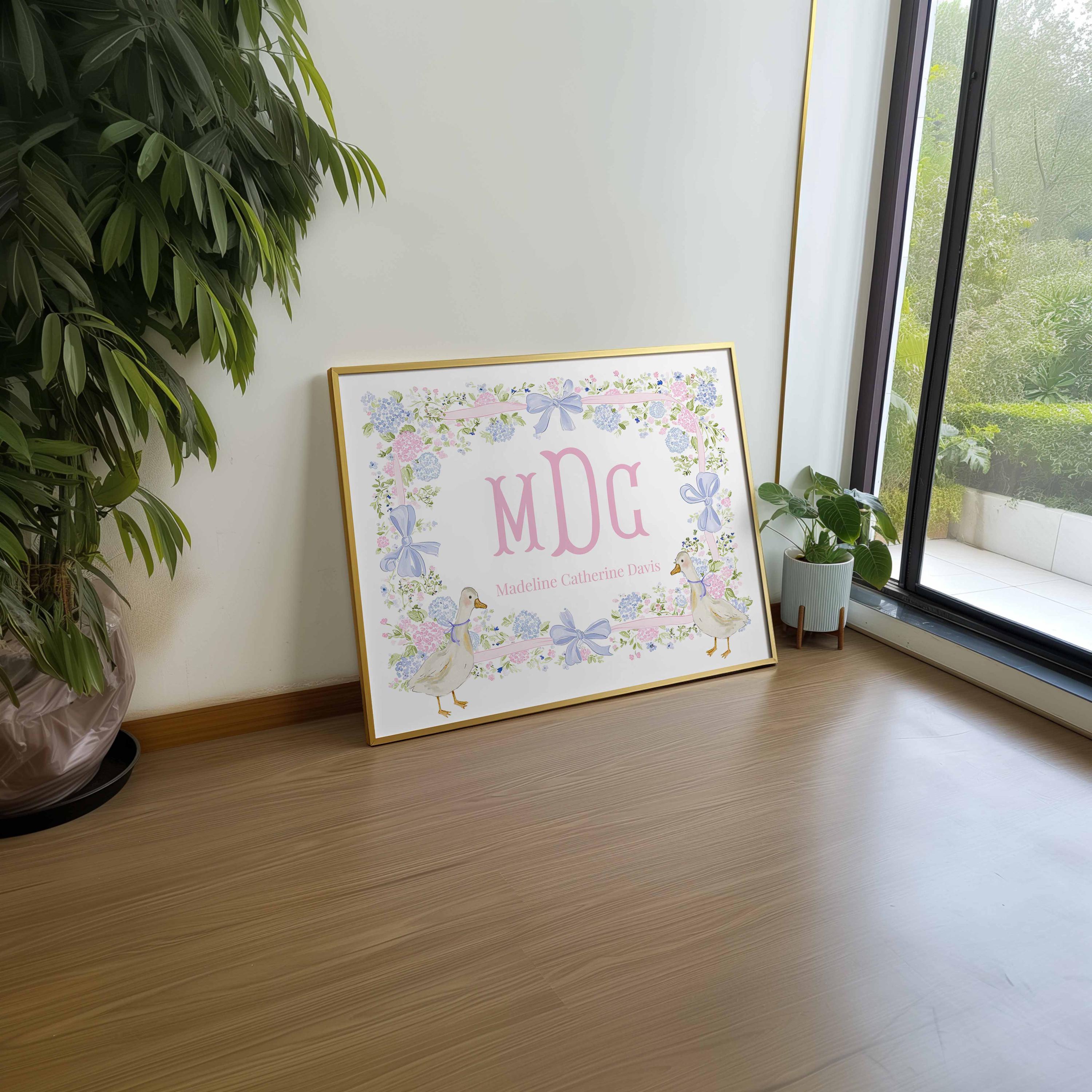 Arte de pared para guardería con monograma, guardería estilo grandmillennial, lámina para niña en rosa y azul, decoración de pared con nombre de bebé y lazo para colocar sobre la cuna, diseño "Silly Goose" para niña Imagen secundaria del producto