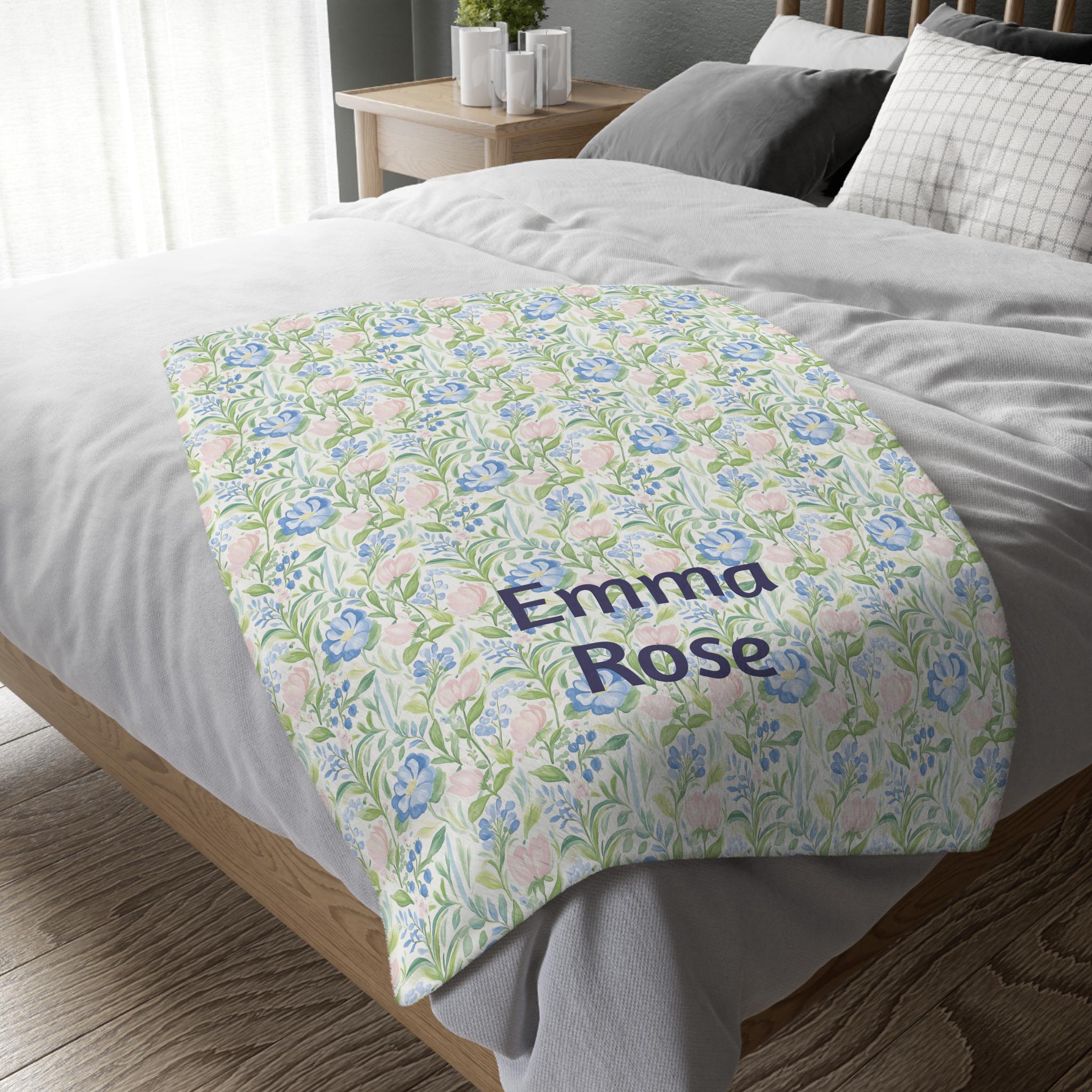 Manta con nombre personalizado, manta floral para bebé en verde salvia y azul, manta de terciopelo para regalo de niña, decoración de cuarto de bebé, regalo de primer cumpleaños Imagen secundaria del producto
