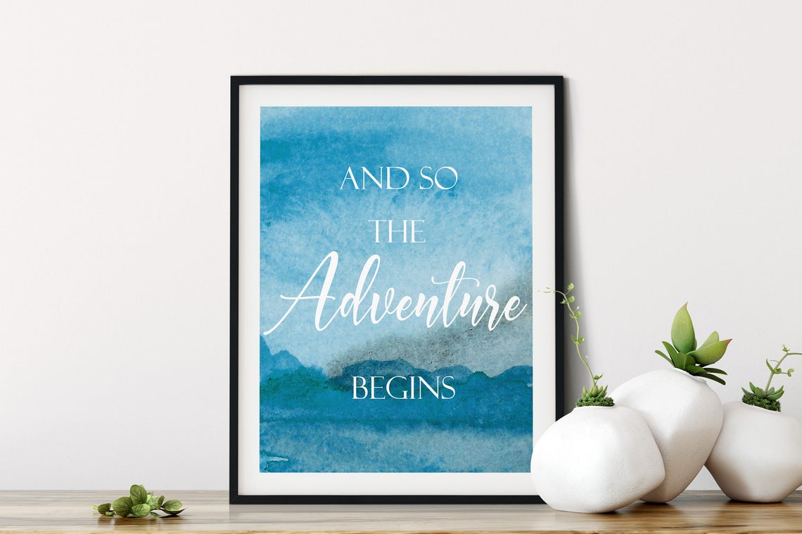 «Y la aventura comienza», lámina con cita en acuarela azul, arte de pared de montañas Imagen secundaria del producto