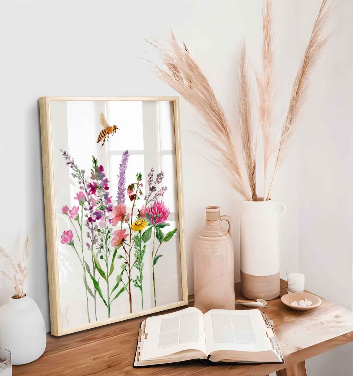 Affiche d'art abeille et fleurs sauvages, art mural lavande et abeille, décor mural fleurs sauvages, illustration aquarelle de trèfle rouge, art mural floral Image secondaire du produit